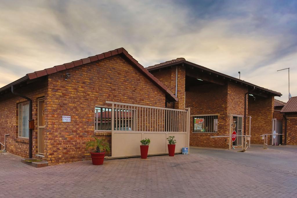 Rudman Townhouses Self-Catering Accommodation Боксбурґ Екстер'єр фото