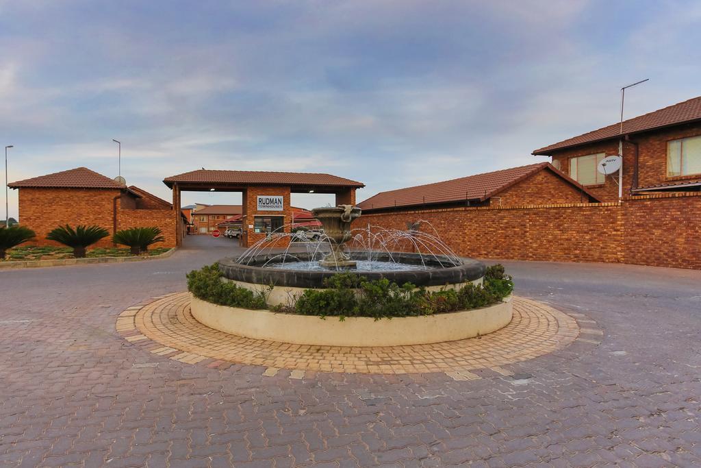 Rudman Townhouses Self-Catering Accommodation Боксбурґ Екстер'єр фото