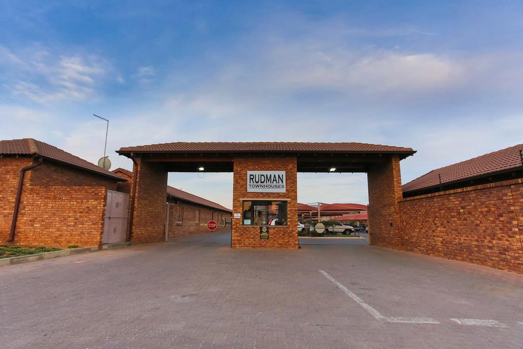 Rudman Townhouses Self-Catering Accommodation Боксбурґ Екстер'єр фото